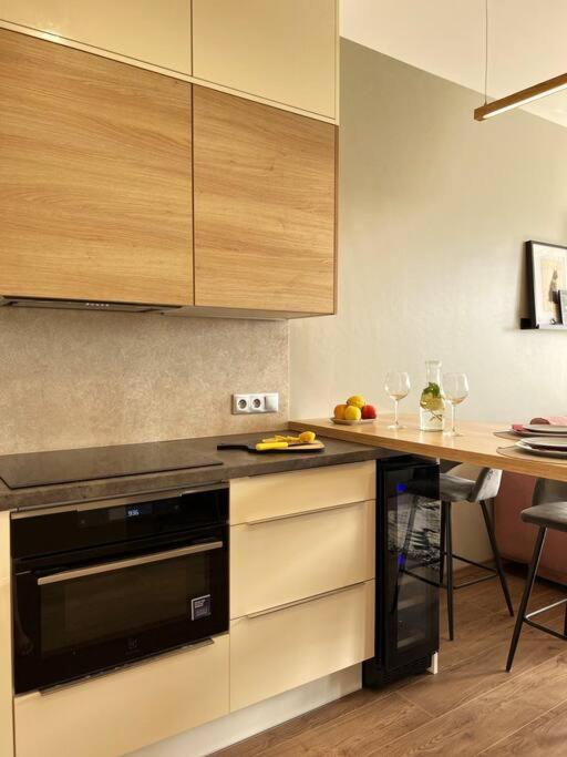 Luxury Pearl With Parking Place In Holesovice Praga Exterior foto