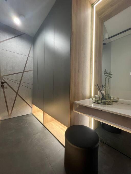 Luxury Pearl With Parking Place In Holesovice Praga Exterior foto